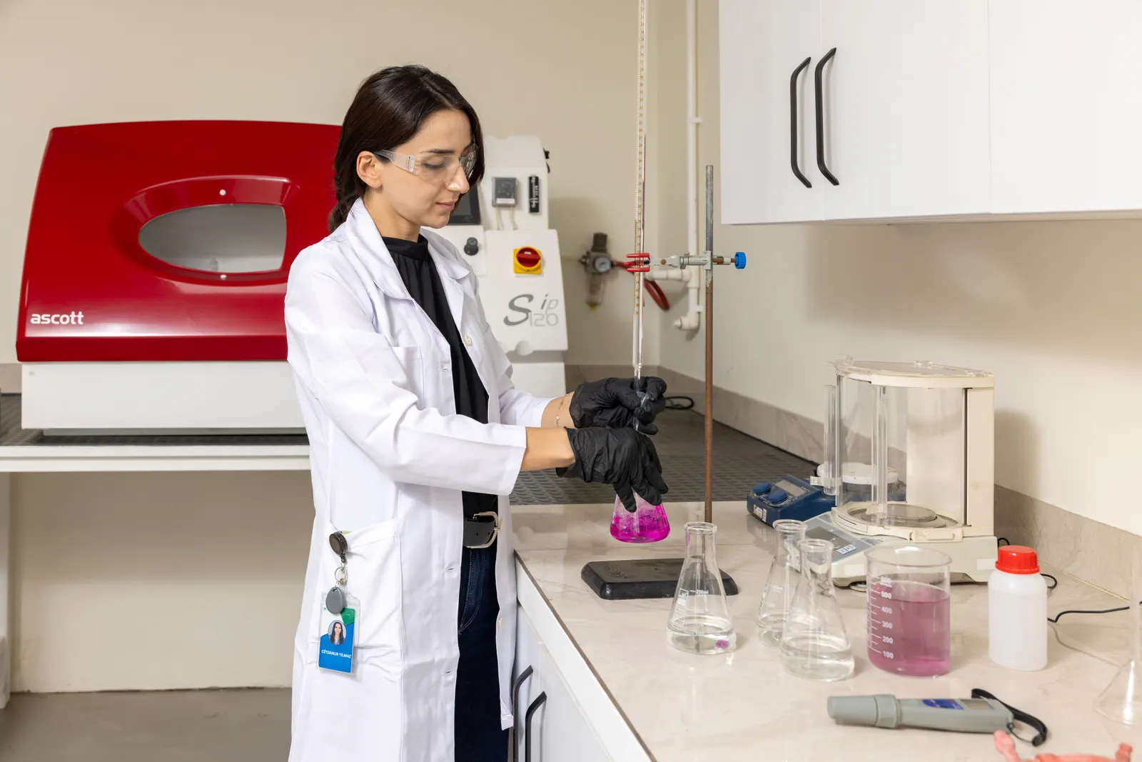 Proses laboratuvarı — tuz püskürtme (salt spray) test kabini ve hassas terazi