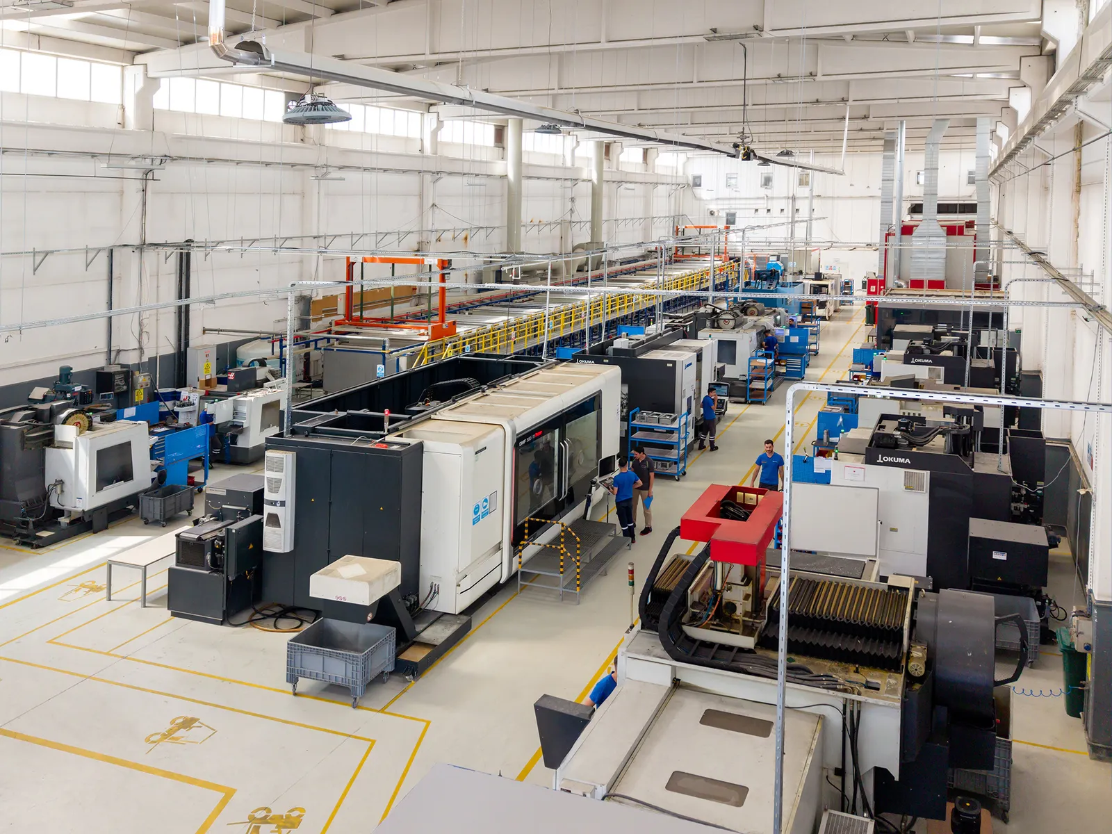 Üretim tesisi — CNC işleme merkezlerinin bulunduğu üretim hattı